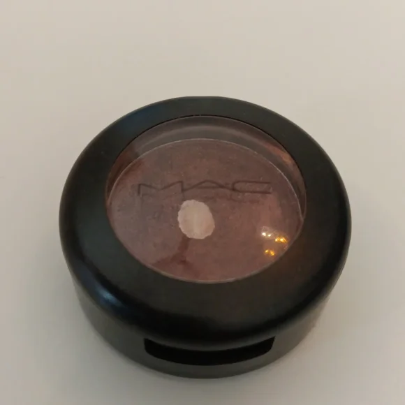 Mac Veluxe Pearl Eyeshadow in Star Violet - Picture 1 of 6